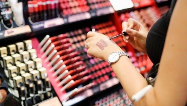 Hijabers Wajib Cegah Virus, Harus Bisa Hindari Makeup Tester