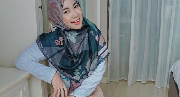Tidak Pakai Gamis Syar’i Anisa Mantan Personil Cherrybelle Anggun Bergaun Transparan