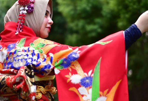 Betapa Anggunnya Risty Tagor Memadukan Kimono dengan Hijab