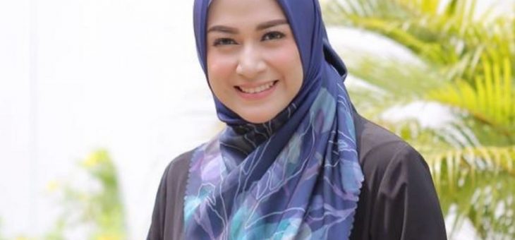 Inspirasi Model Gaya Tunik Chic Versi Nina Zatulini