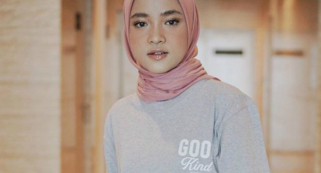 Santai Pakai Kaus Longar, Nissa Sabyan Banjir Pujian Netizen