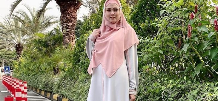 Model Gaya Stylish Mulan Jameela Ketika Hangout ke Mall Saat Pandemi