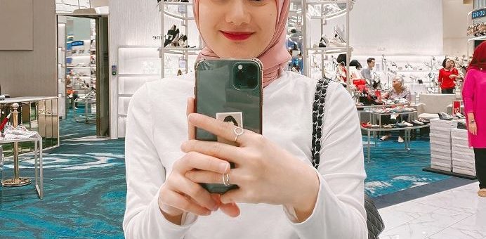 OOTD Ke Mall Stylish dan Modis ala Dinda Hauw