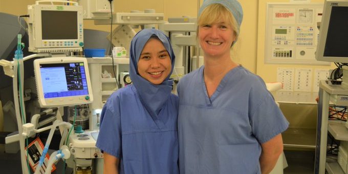 Mahasiswa Kedokteran Mampu membuat Hijab Sekali Pakai Khusus Petugas Medis Muslim