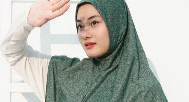 Tidak Terbiasa Gunakan Celana Jeans, Dinda Hauw Bergaun Warna Pink