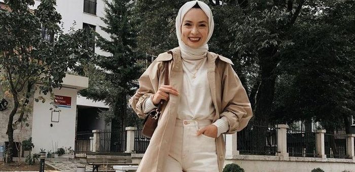 Tetap Modis di Musim Hujan dengan Outfit Hijab dan Long Coat