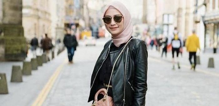 Outfit Hijab dengan Jaket Kulit Agar Hijabers bisa Tampil Stunning dan Classy
