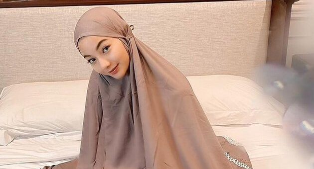 Dibaluti Pashmina, Cantiknya Elsa Sinetron ‘Ikatan Cinta’ Bikin Pangling!