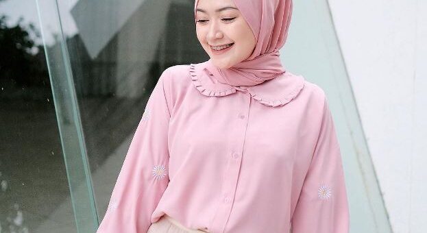 Rekomendasi Gaya Hijab Warna Pink Khas Selebgram Sari Endah Pratiwi, Simpel dan Manis