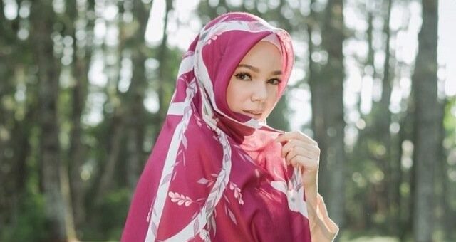 Elegan dan Anggun, Lihat 4 Gaya Hijab OOTD Cantik khas Dewi Sandra