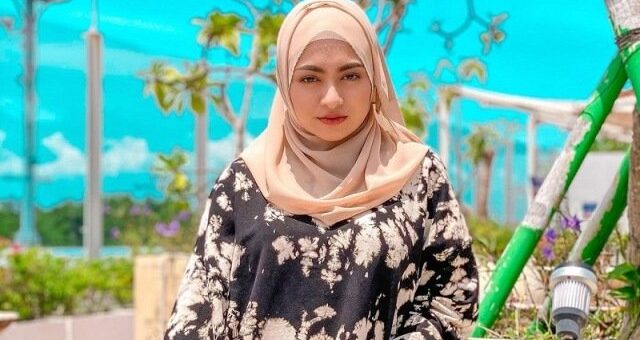 Simpel dan Modis, Intip OOTD Busana Hijab khas Nathalie Holscher
