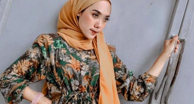 Tutorial Hijab Segi Empat Untuk Membuat Pipi Terlihat Tirus
