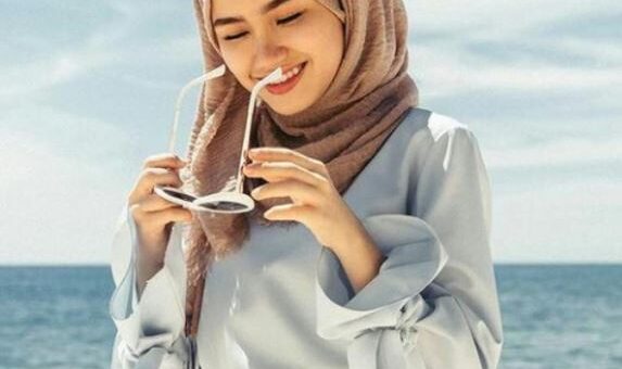 Rekomendasi Outfit Hijab Pergi ke Pantai, Simple dan Modis