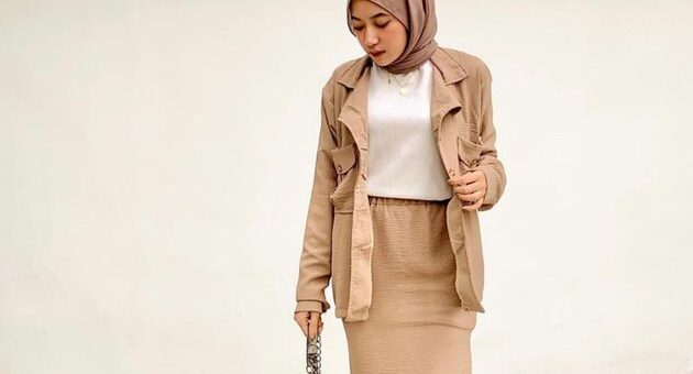 Inspirasi Outfit Hijab Warna Beige Keperluan Pergi ke Kantor