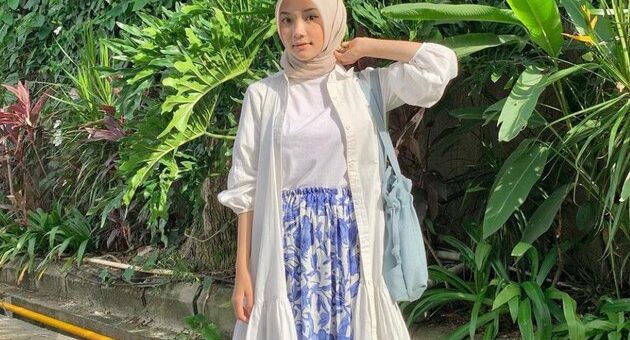 Mix And Match Outfit Hijab dengan Rok Motif
