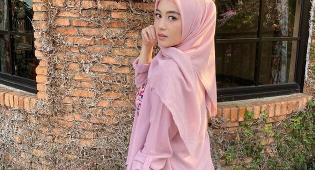 Inspirasi Mix and match Hijab dengan Baju Warna Pink