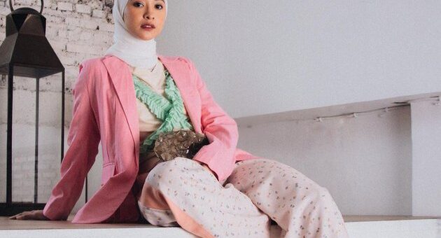 Mix and Match Pink-Putih Busana Hijab yang Modis untuk Hangout Bersama Teman