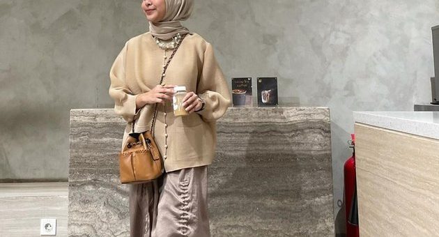 Mix and Match Kemeja & Rok Serut ala Wanita Korea Cocok untuk Hijaber