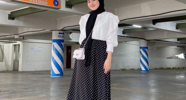 Inspirasi Mix and Match Rok Motif untuk Outfit Of The Day (OOTD)
