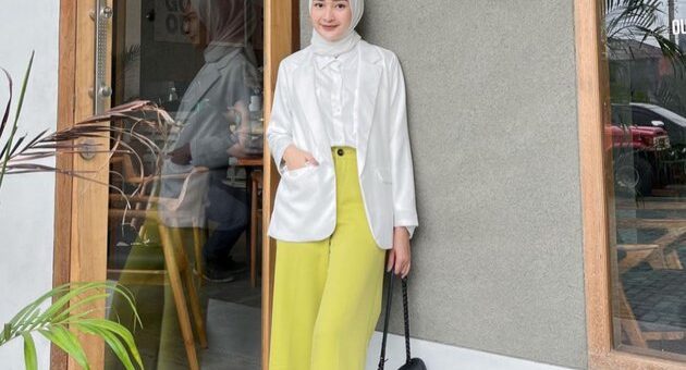 Outfit Hijab Blazer Putih & Kuning Semi Formal Tetap Kasual
