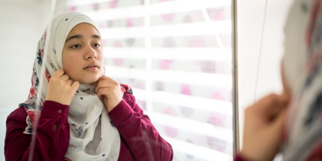 Tips Untuk Menata Hijab Bagi Hijaber yang Memiliki Rambut Keriting