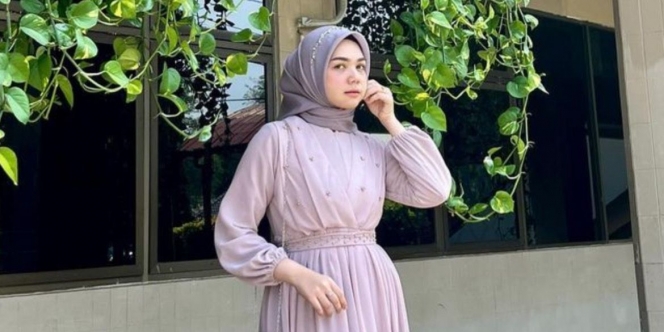 Tutorial Hijab Pashmina Bahan Satin untuk Pergi ke Acara Pernikahan