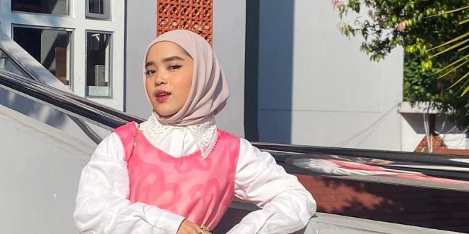Hijab Dress Pink Yang Berdetail Playful, Dengan Nuansa Style Girly